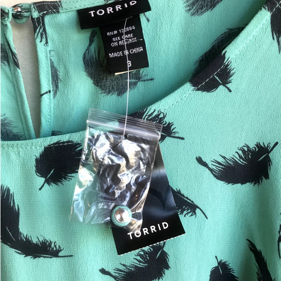 Torrid Aqua Blouse with Ruffled Hem and Black Feather Print size 3x - Picture 4 of 8